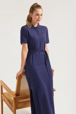 Vestido azul marino con manga dolman y bordado al tono