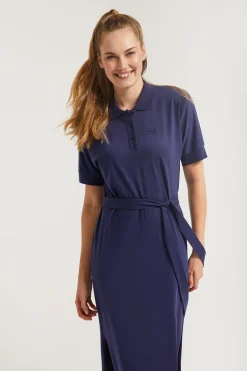 Vestido azul marino con manga dolman y bordado al tono