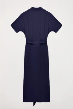 Vestido azul marino con manga dolman y bordado al tono