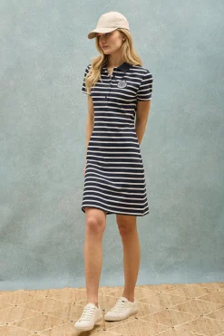 Vestido azul marino de rayas y cuello de polo con parche náutico
