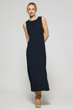 Vestido azul marino largo y acanalado con monograma bordado