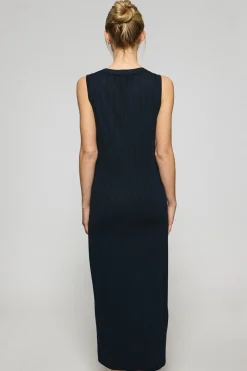Vestido azul marino largo y acanalado con monograma bordado