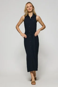 Vestido azul marino sin mangas abotonado con monograma bordado