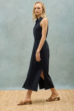 Vestido azul marino sin mangas abotonado con monograma bordado
