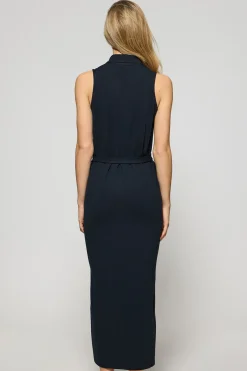 Vestido azul marino sin mangas abotonado con monograma bordado