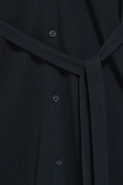 Vestido azul marino sin mangas abotonado con monograma bordado