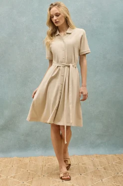 Vestido beige abotonado con bordado PC