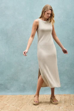 Vestido beige largo y acanalado con monograma bordado