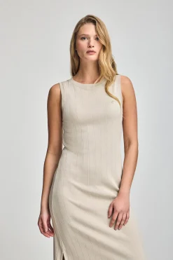 Vestido beige largo y acanalado con monograma bordado