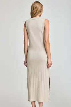 Vestido beige largo y acanalado con monograma bordado