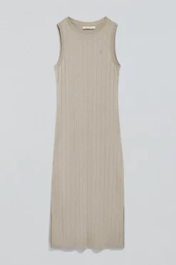 Vestido beige largo y acanalado con monograma bordado