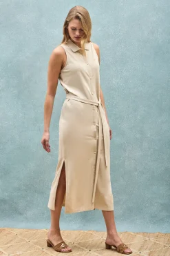 Vestido beige sin mangas abotonado con monograma bordado