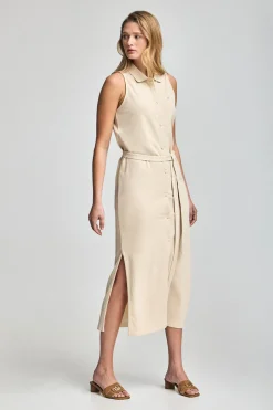 Vestido beige sin mangas abotonado con monograma bordado