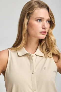 Vestido beige sin mangas abotonado con monograma bordado