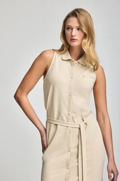 Vestido beige sin mangas abotonado con monograma bordado
