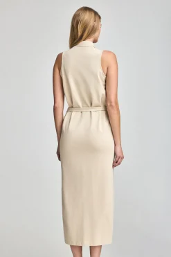 Vestido beige sin mangas abotonado con monograma bordado