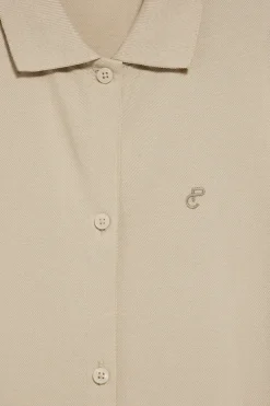 Vestido beige sin mangas abotonado con monograma bordado