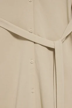 Vestido beige sin mangas abotonado con monograma bordado