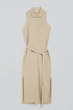 Vestido beige sin mangas abotonado con monograma bordado