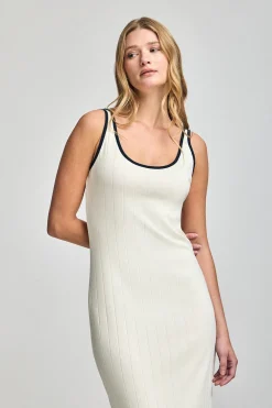 Vestido color crudo acanalado de tirantes con botón nacarado