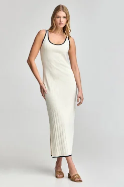 Vestido color crudo acanalado de tirantes con botón nacarado