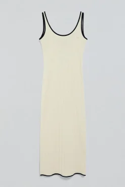 Vestido color crudo acanalado de tirantes con botón nacarado
