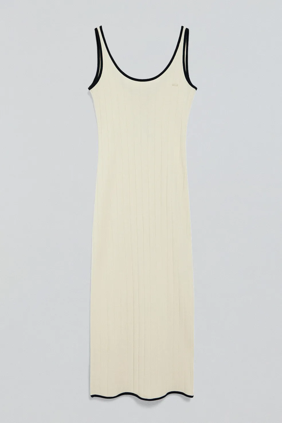 Vestido color crudo acanalado de tirantes con botón nacarado