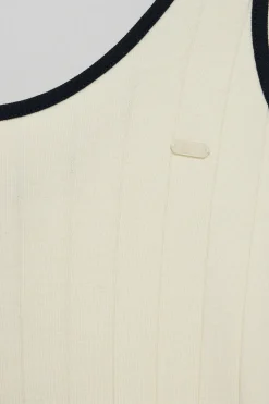 Vestido color crudo acanalado de tirantes con botón nacarado