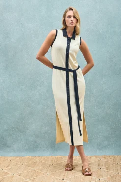 Vestido color crudo acanalado sin mangas con botón nacarado