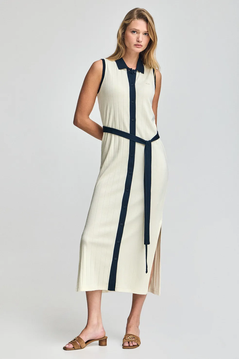 Vestido color crudo acanalado sin mangas con botón nacarado