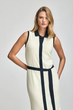 Vestido color crudo acanalado sin mangas con botón nacarado