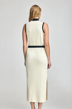 Vestido color crudo acanalado sin mangas con botón nacarado