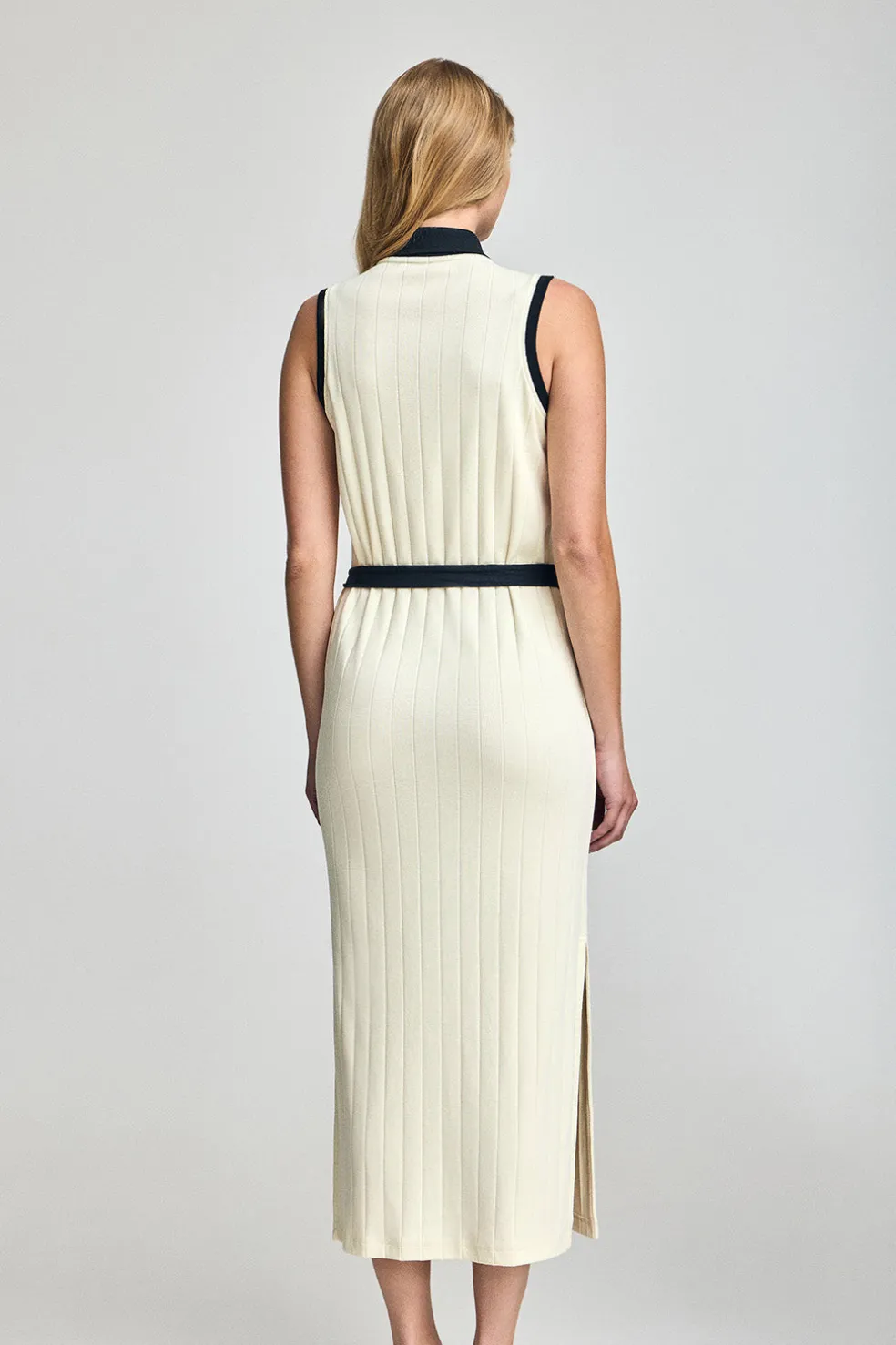 Vestido color crudo acanalado sin mangas con botón nacarado