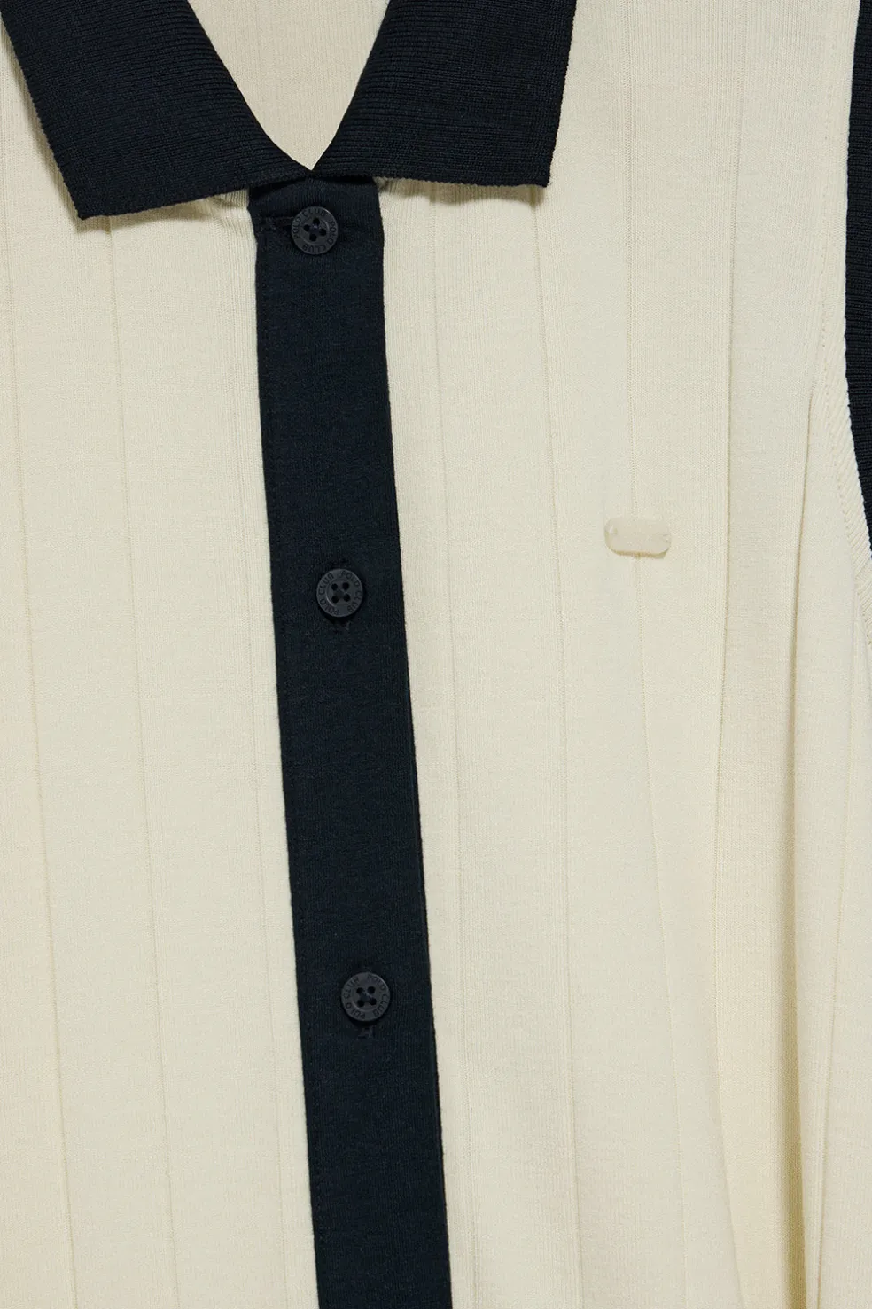 Vestido color crudo acanalado sin mangas con botón nacarado