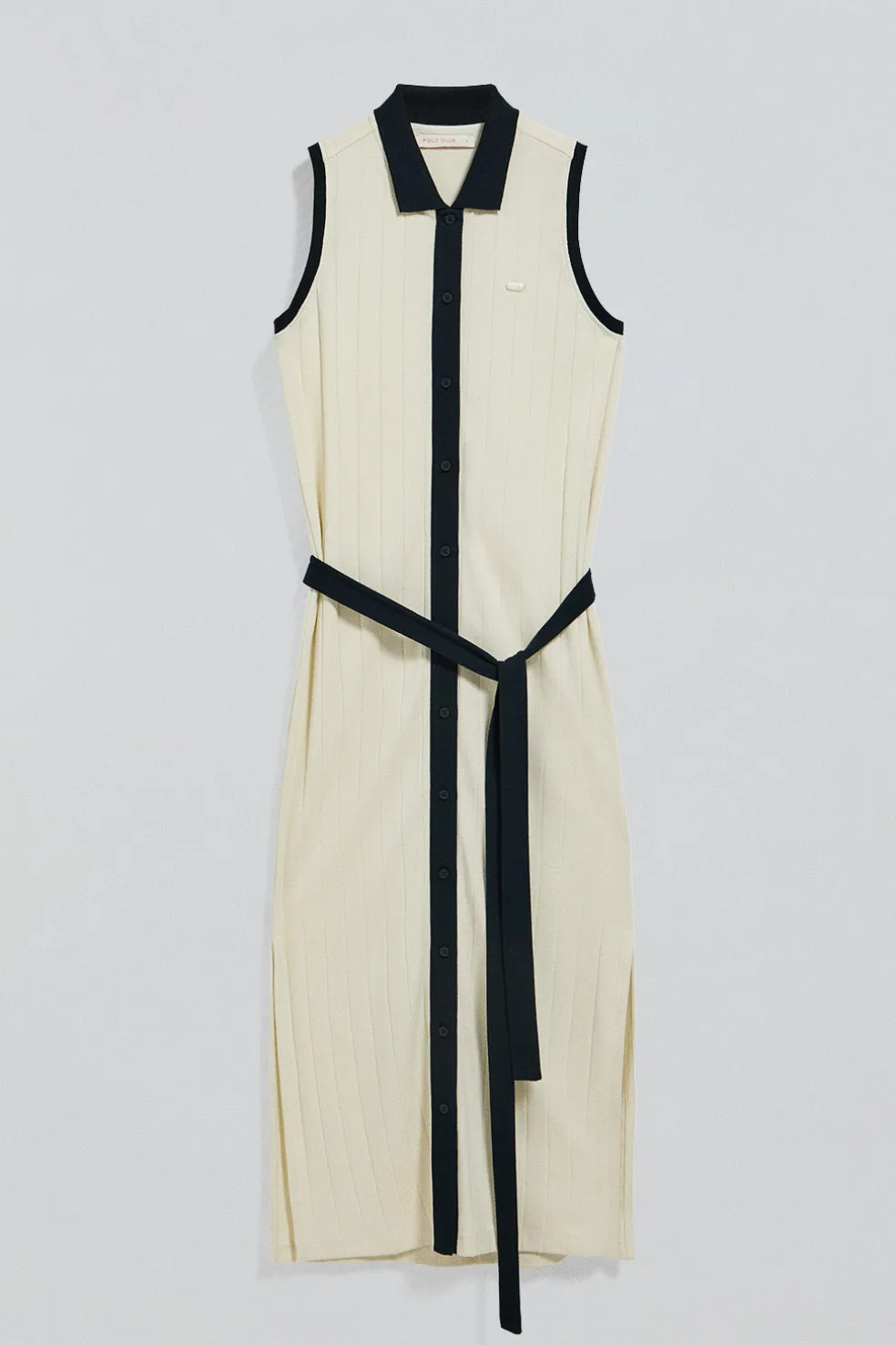 Vestido color crudo acanalado sin mangas con botón nacarado
