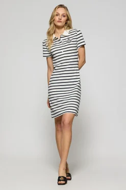 Vestido color crudo de rayas y cuello de polo con parche náutico