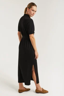 Vestido negro con manga dolman y bordado al tono
