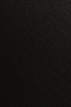 Vestido negro con manga dolman y bordado al tono