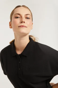 Vestido negro con manga dolman y bordado al tono