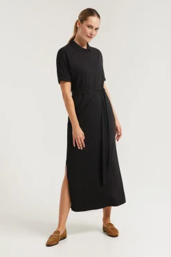 Vestido negro con manga dolman y bordado al tono