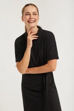 Vestido negro con manga dolman y bordado al tono