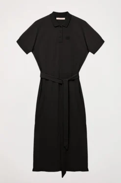 Vestido negro con manga dolman y bordado al tono