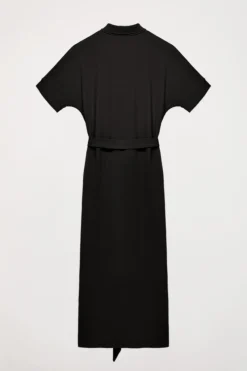 Vestido negro con manga dolman y bordado al tono