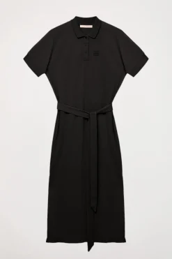 Vestido negro con manga dolman y bordado al tono