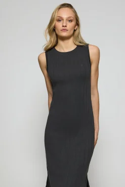 Vestido negro largo y acanalado con monograma bordado