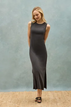 Vestido negro largo y acanalado con monograma bordado