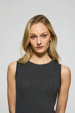 Vestido negro largo y acanalado con monograma bordado