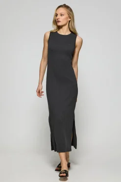 Vestido negro largo y acanalado con monograma bordado