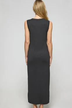 Vestido negro largo y acanalado con monograma bordado
