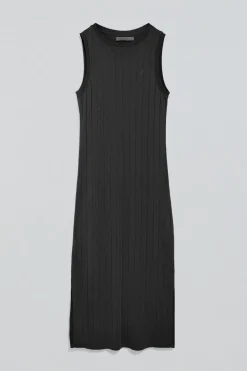 Vestido negro largo y acanalado con monograma bordado
